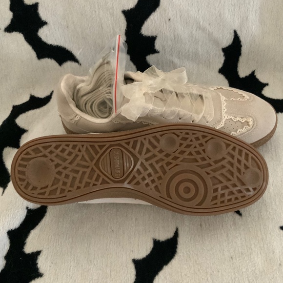 Cute Belinda fairy/cottagecore/kawaii beige and lace runners - Picture 3 of 5